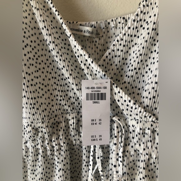 NWT- Abercrombie & Fitch- Polka Dot Adjustable Tank- Size Small - Picture 5 of 6